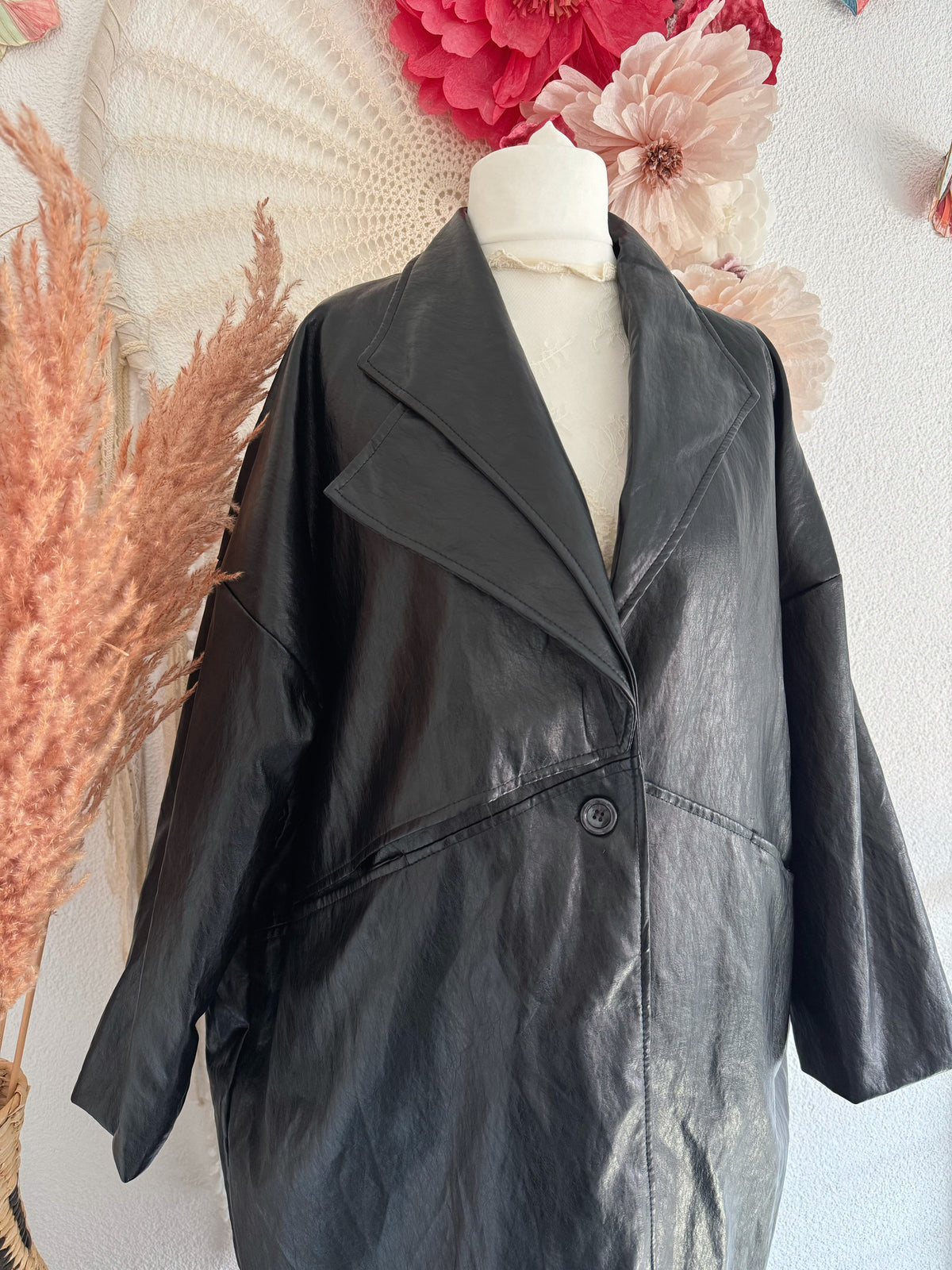 OVERSIZED-KUNSTLEDERMANTEL IN SCHWARZ - ONE SIZE -
