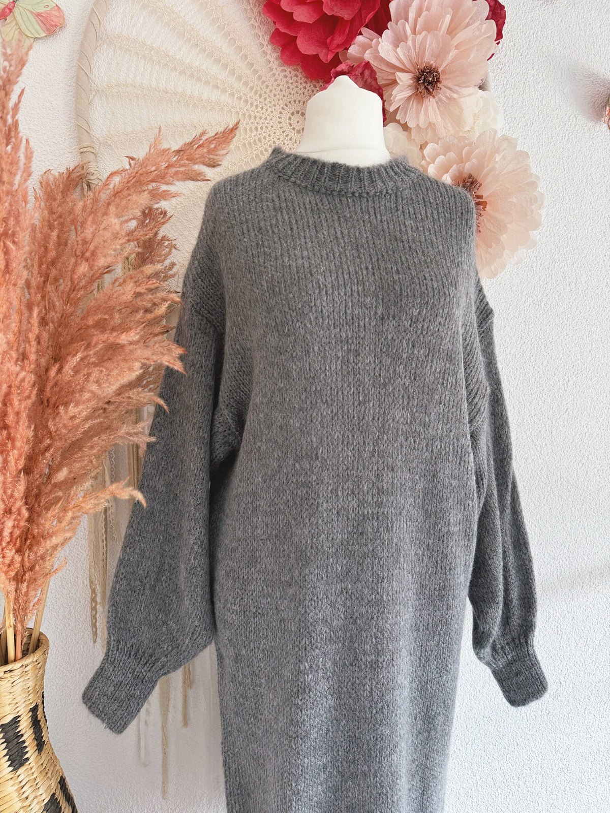 KUSCHELIGES STRICKKLEID MIT SPITZENSAUM IN GRAU - ONE SIZE -