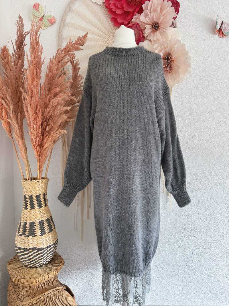 KUSCHELIGES STRICKKLEID MIT SPITZENSAUM IN GRAU - ONE SIZE -
