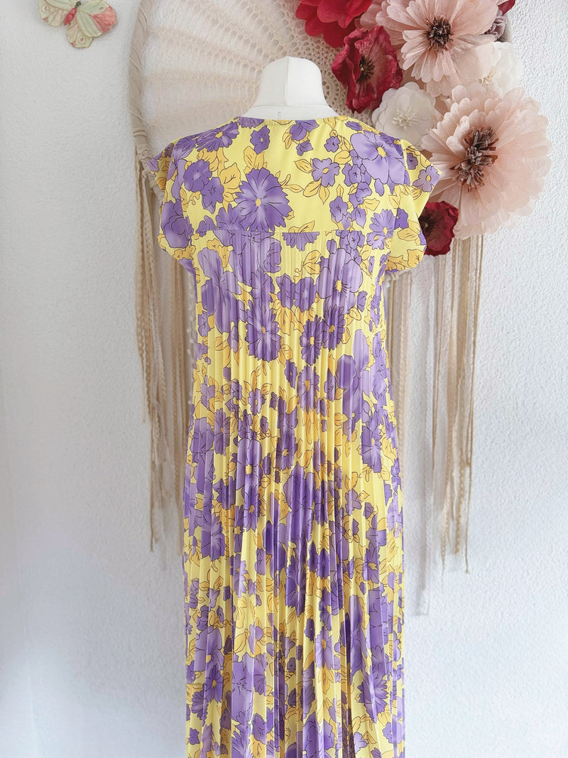 PLISSEEKLEID MIT BLÜTENPRINT IN LILA - ONE SIZE -
