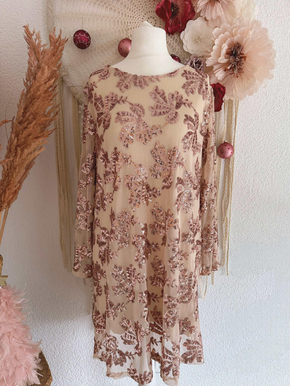 BEZAUBERNDES PAILLETTENKLEID MIT SCHLEIFE IN NUDE - ONE SIZE -