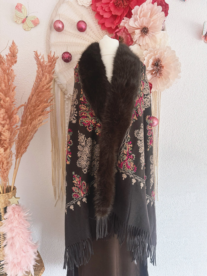 BESTICKTE STOLA MIT KUNSTFELL IN BRAUN