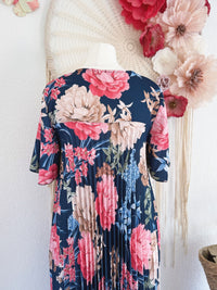 PLISSEEKLEID MIT ÄRMELCHEN UND BLÜTENPRINT IN DUNKELBLAU - ONE SIZE -