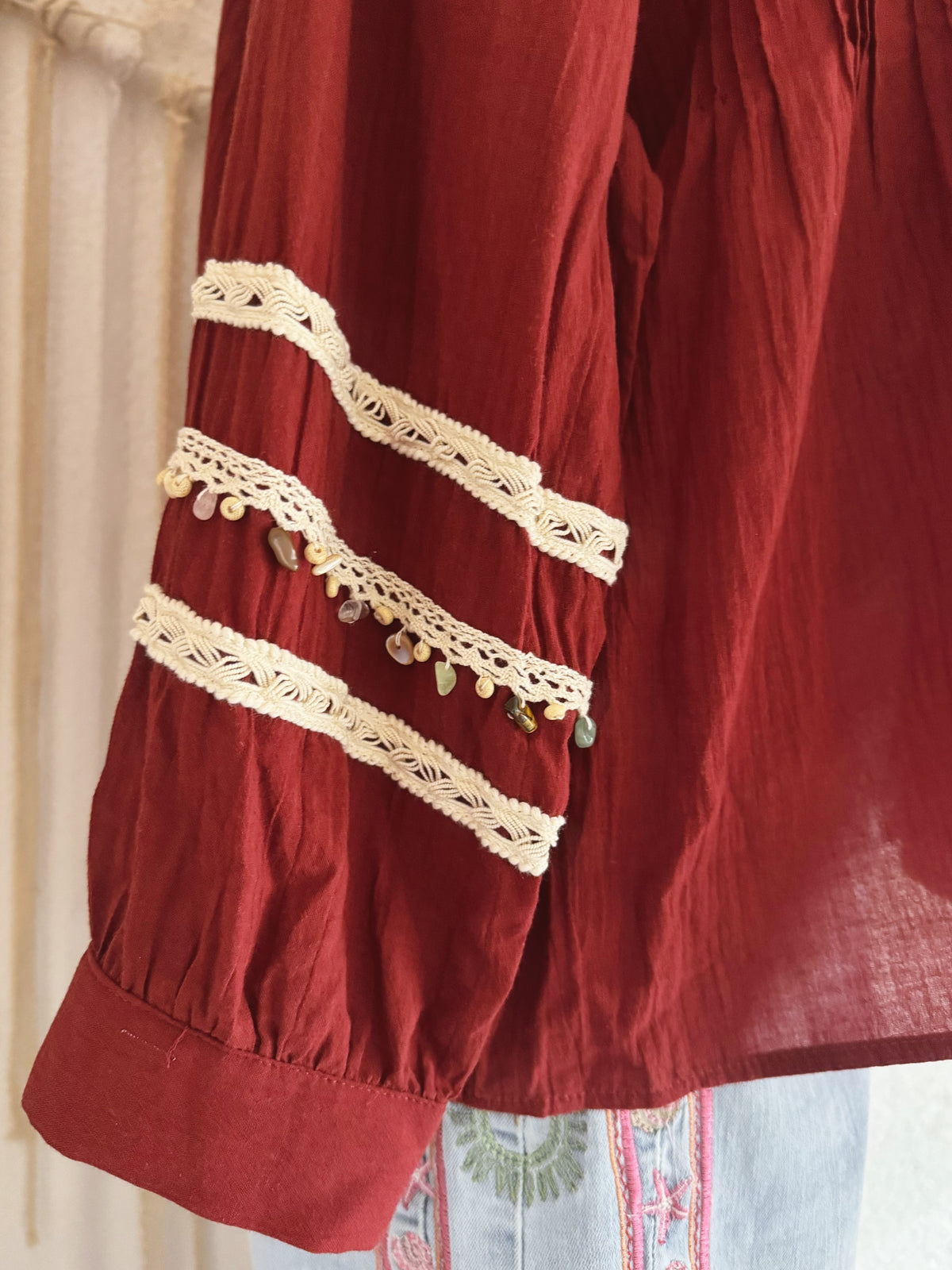 OVERSIZE TUNIKA-BLUSE MIT SPITZENDETAILS UND SCHMUCKPERLEN - ONE SIZE -