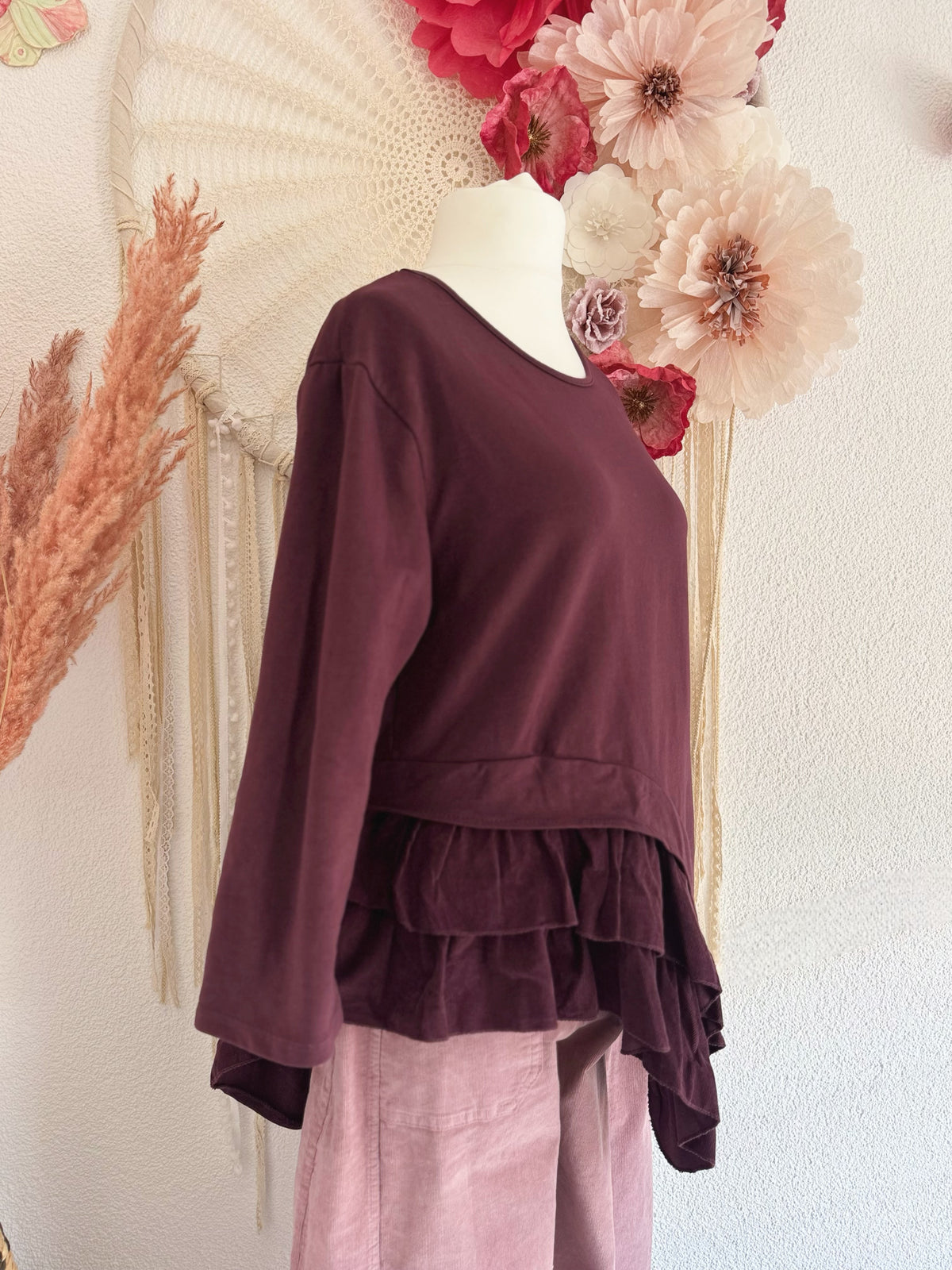 ASYMMETRISCHES LONGSLEEVE MIT VERSPIELTEM VOLANT-DETAIL IN AUBERGINE - ONE SIZE