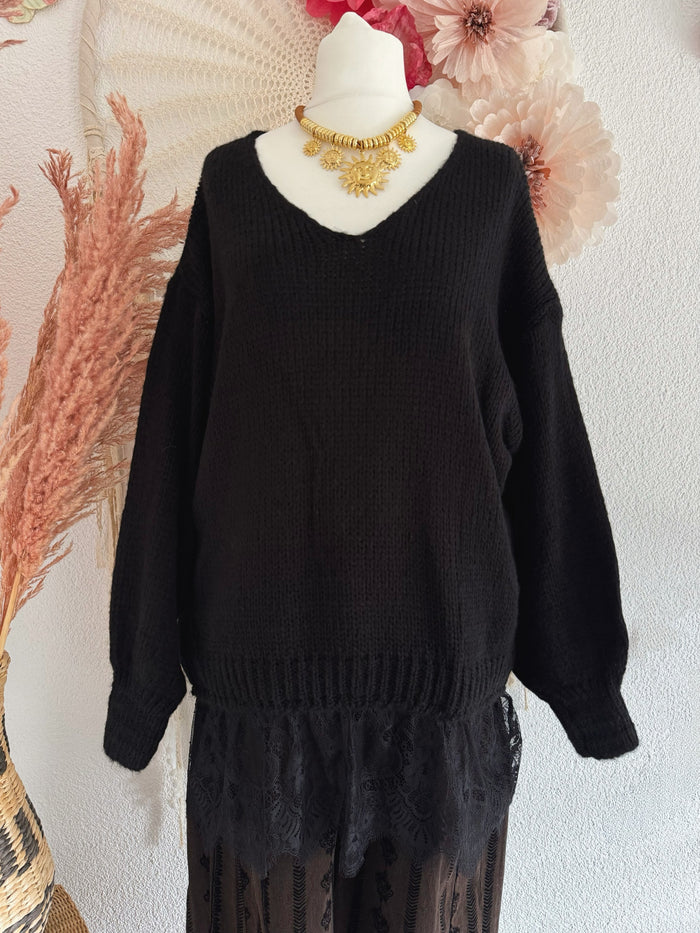 OVERSIZED STRICKPULLOVER MIT SPITZENSAUM IN SCHWARZ - ONE SIZE -