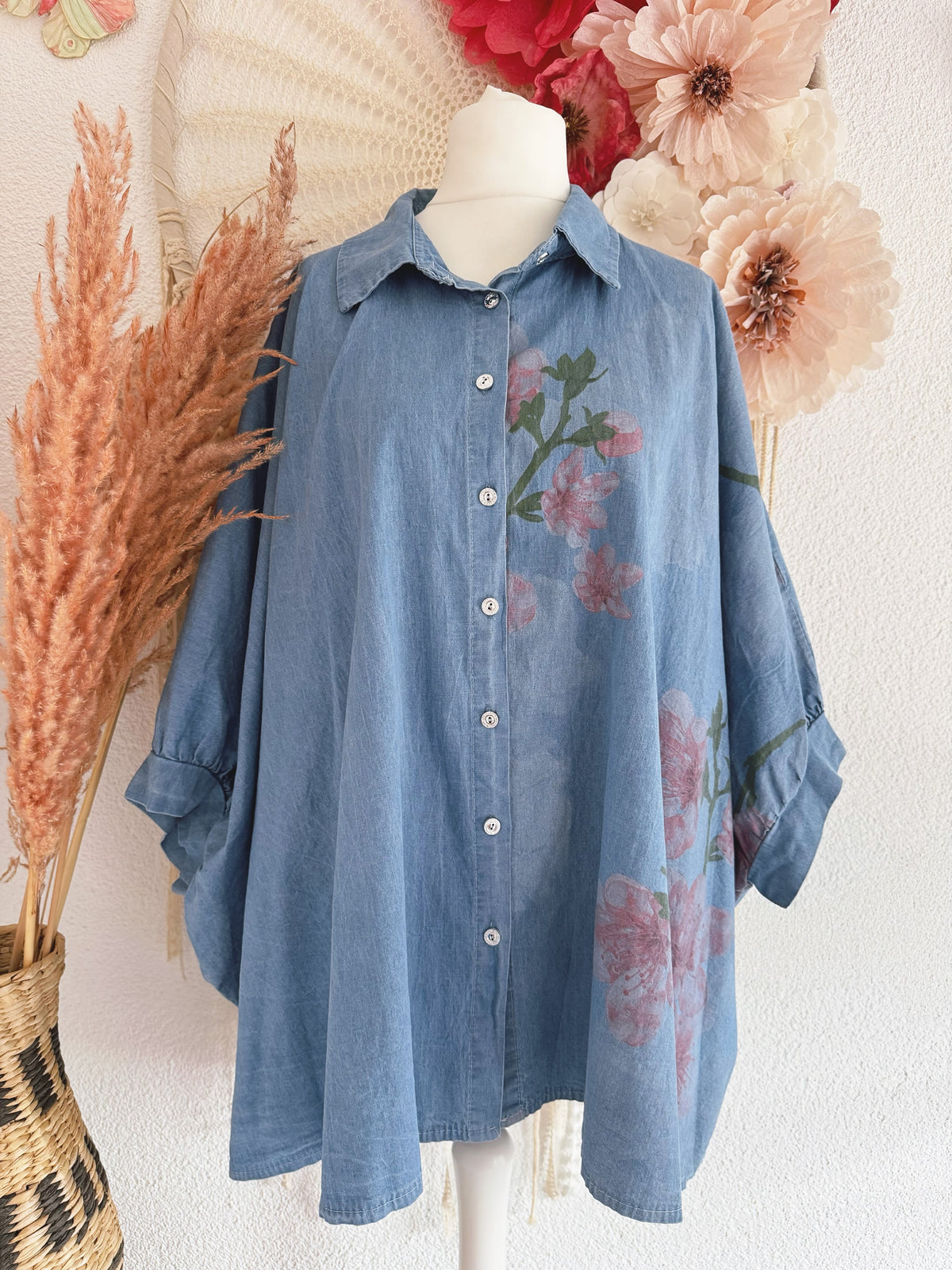 OVERSIZED JEANSHEMD MIT BLUMEN - ONE SIZE -