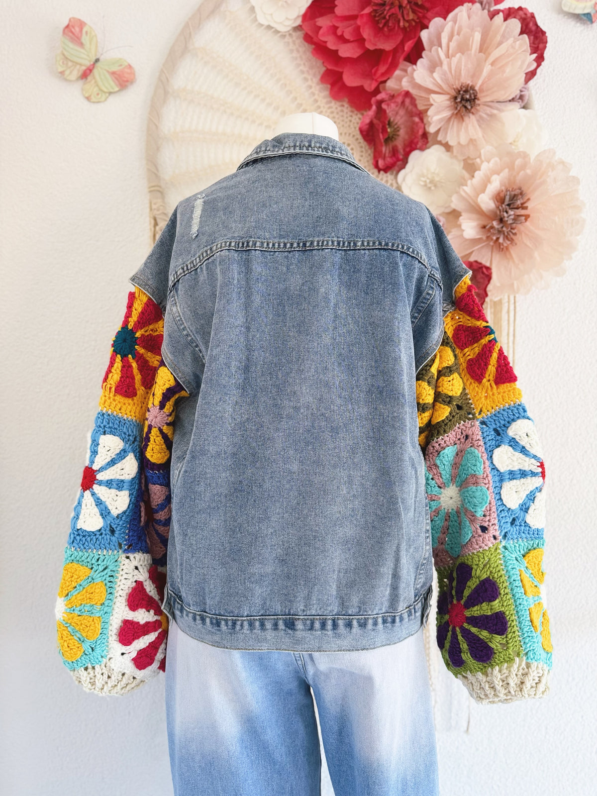 JEANSJACKE MIT BUNTEN CROCHETÄRMELN - ONE SIZE -