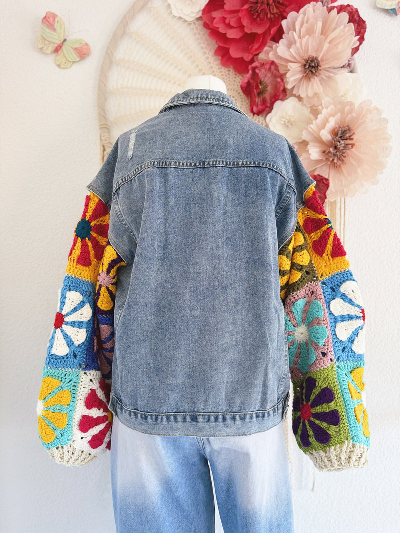 JEANSJACKE MIT BUNTEN CROCHETÄRMELN - ONE SIZE -