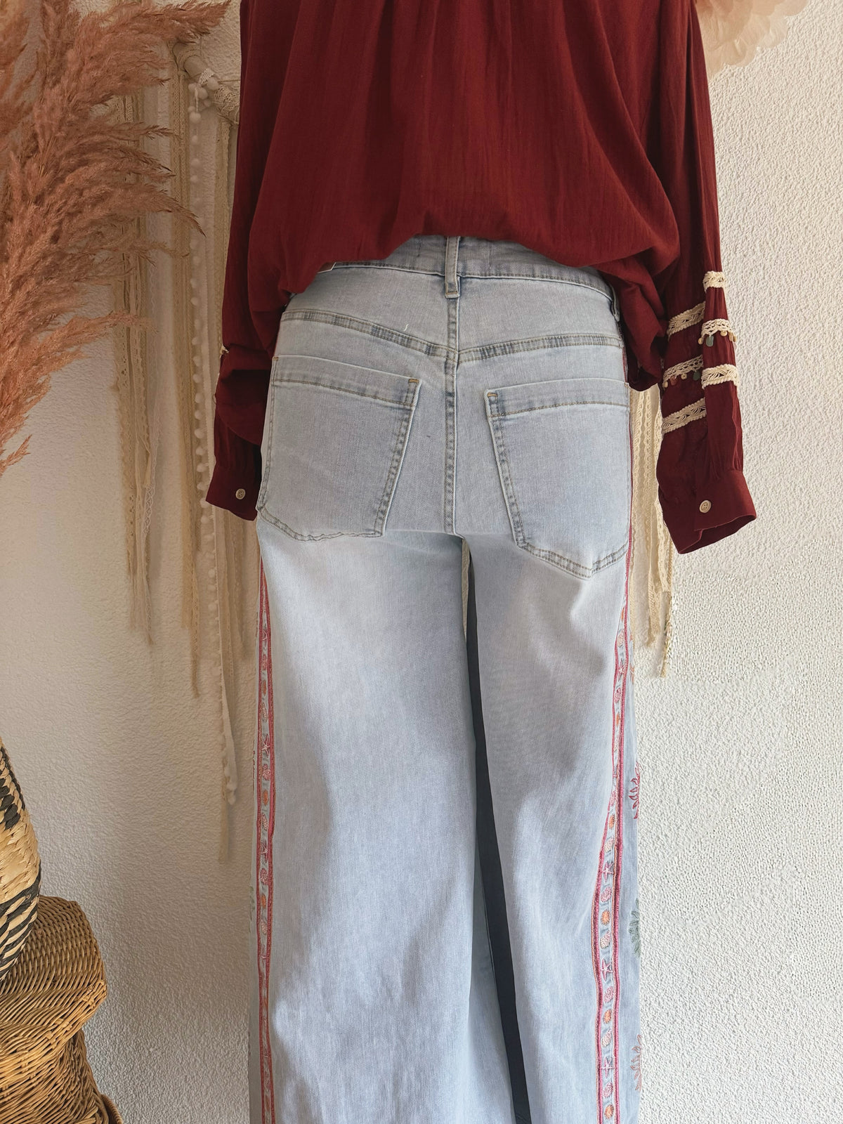 WIDE-LEG JEANS MIT STICKEREIEN - VERSCH. GRÖßEN -