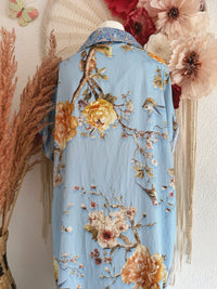OVERSIZE KLEID MIT VOGELPRINT & PFINGSTROSEN IN BLAU - ONE SIZE -
