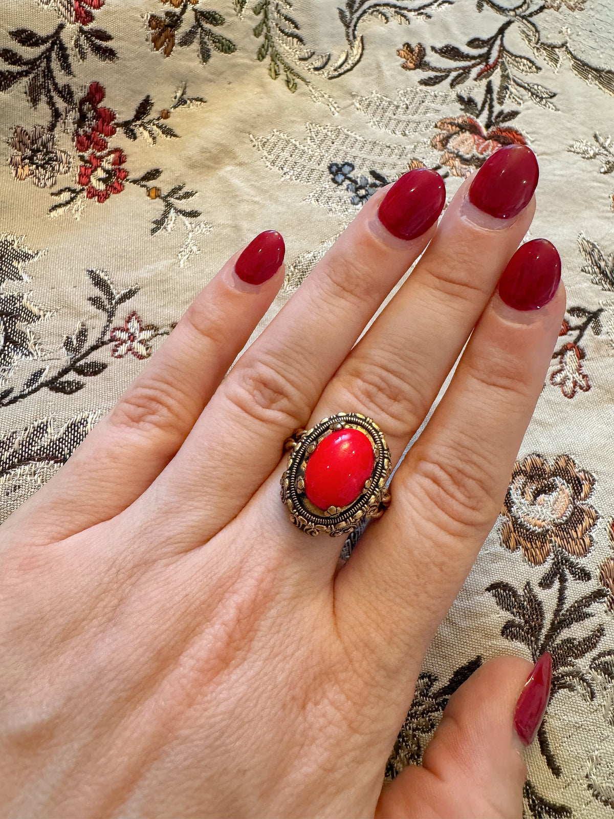 VINTAGE STATEMENT-RING MIT LEUCHTEND ROTEM CABOCHON
