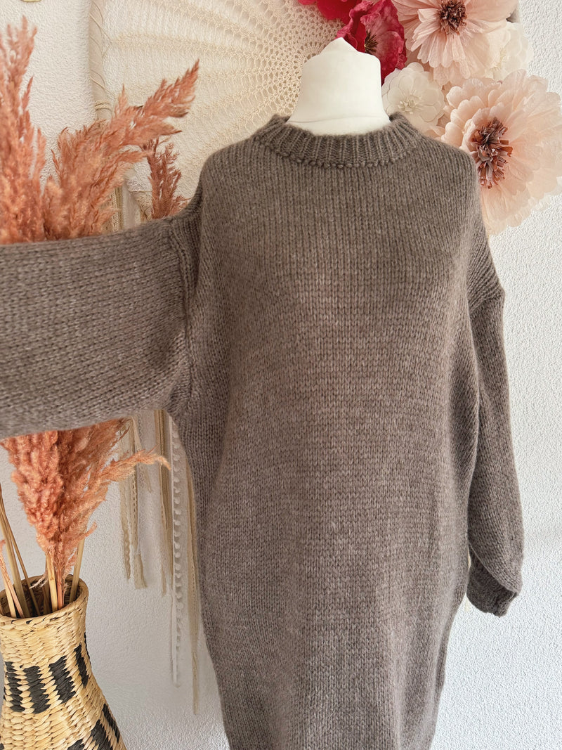 KUSCHELIGES STRICKKLEID MIT SPITZENSAUM IN BRAUN - ONE SIZE -