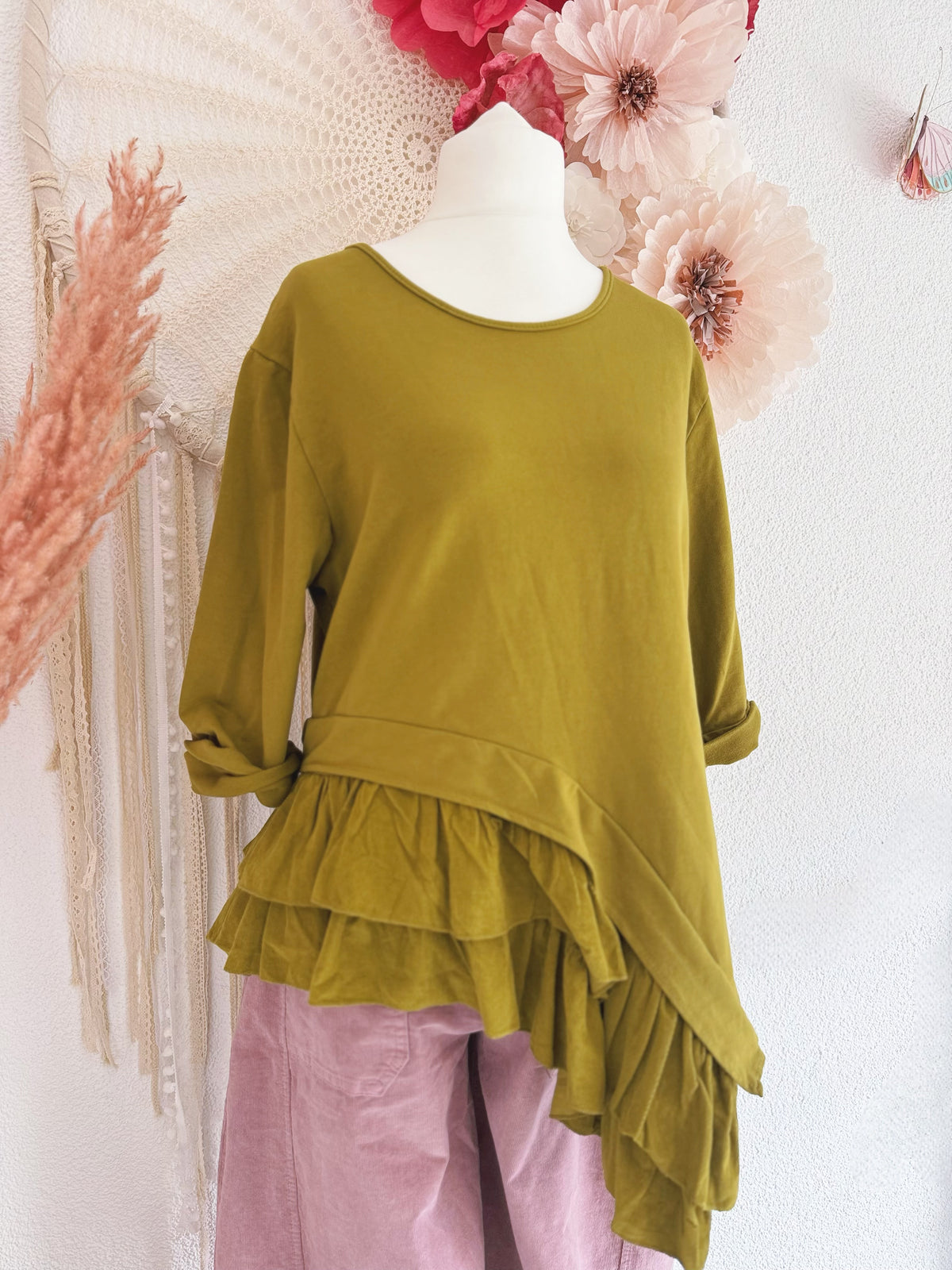 ASYMMETRISCHES LONGSLEEVE MIT VERSPIELTEM VOLANT-DETAIL IN KIWI- ONE SIZE