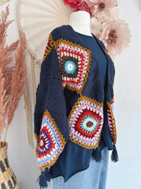 BOHO-HÄKELJACKE GRANNY-SQUARE MIT QUASTEN IN DUNKELBLAU - ONE SIZE -