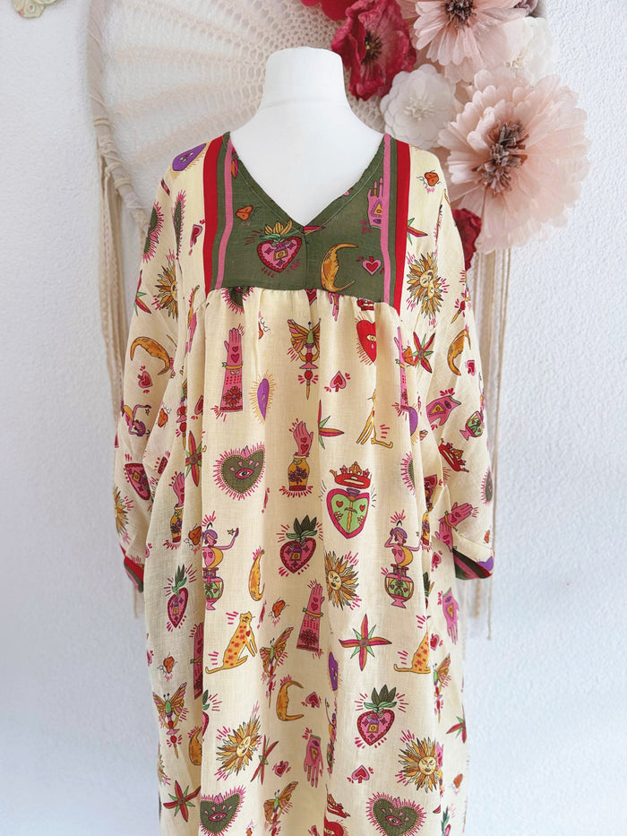 OVERSIZED MAXIKLEID MIT MYSTISCHEM PRINT - ONE SIZE -