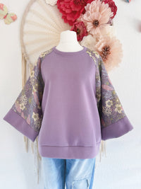 OVERSIZED SWEATER MIT BROKATÄRMEL IN FLIEDER - ONE SIZE -