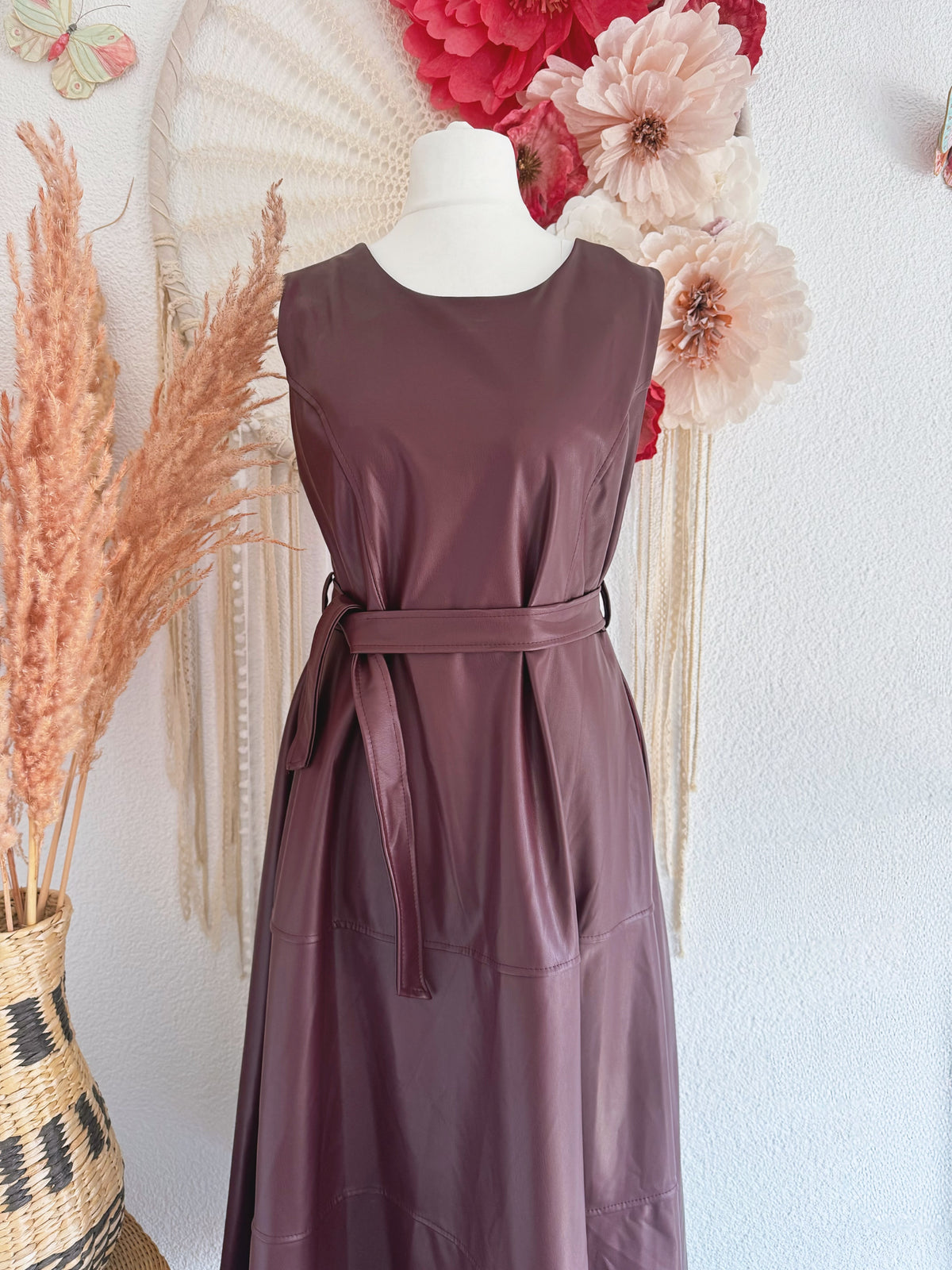 ÄRMELLOSES KUNSTLEDERKLEID MIT TAILLENBAND IN WEINROT - ONE SIZE -