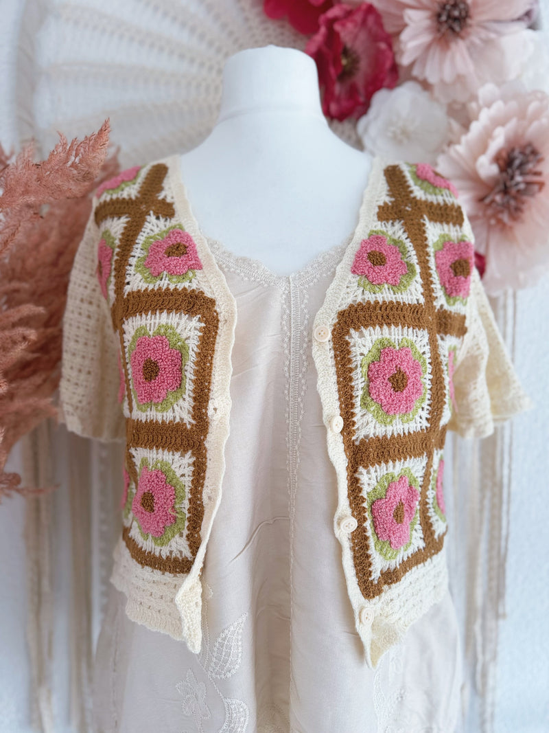 CROCHETJÄCKCHEN MIT BLUMEN IN ROSA - ONE SIZE -