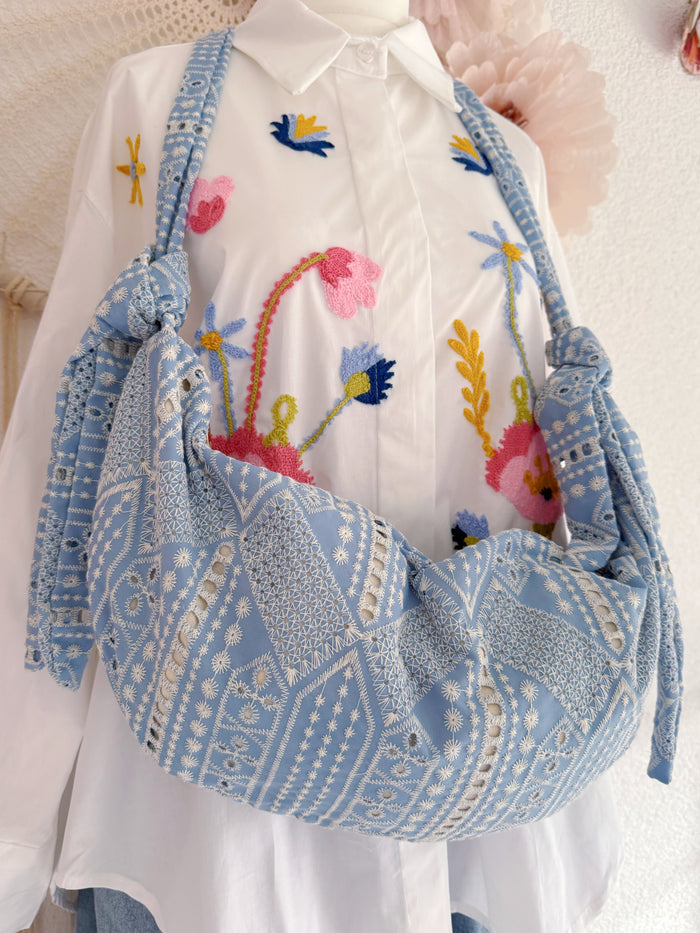 CROSSBODY TASCHE AUS LOCHSPITZE IN ZARTEM HIMMELBLAU
