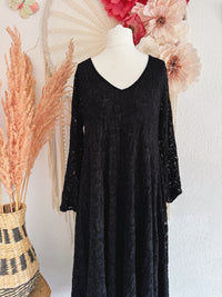 ROMANTISCHES SPITZENKLEID IN A-LINIE MIT V-AUSSCHNITT IN SCHWARZ - ONE SIZE -