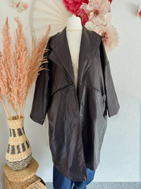 OVERSIZED-KUNSTLEDERMANTEL IN DUNKELBRAUN - ONE SIZE -