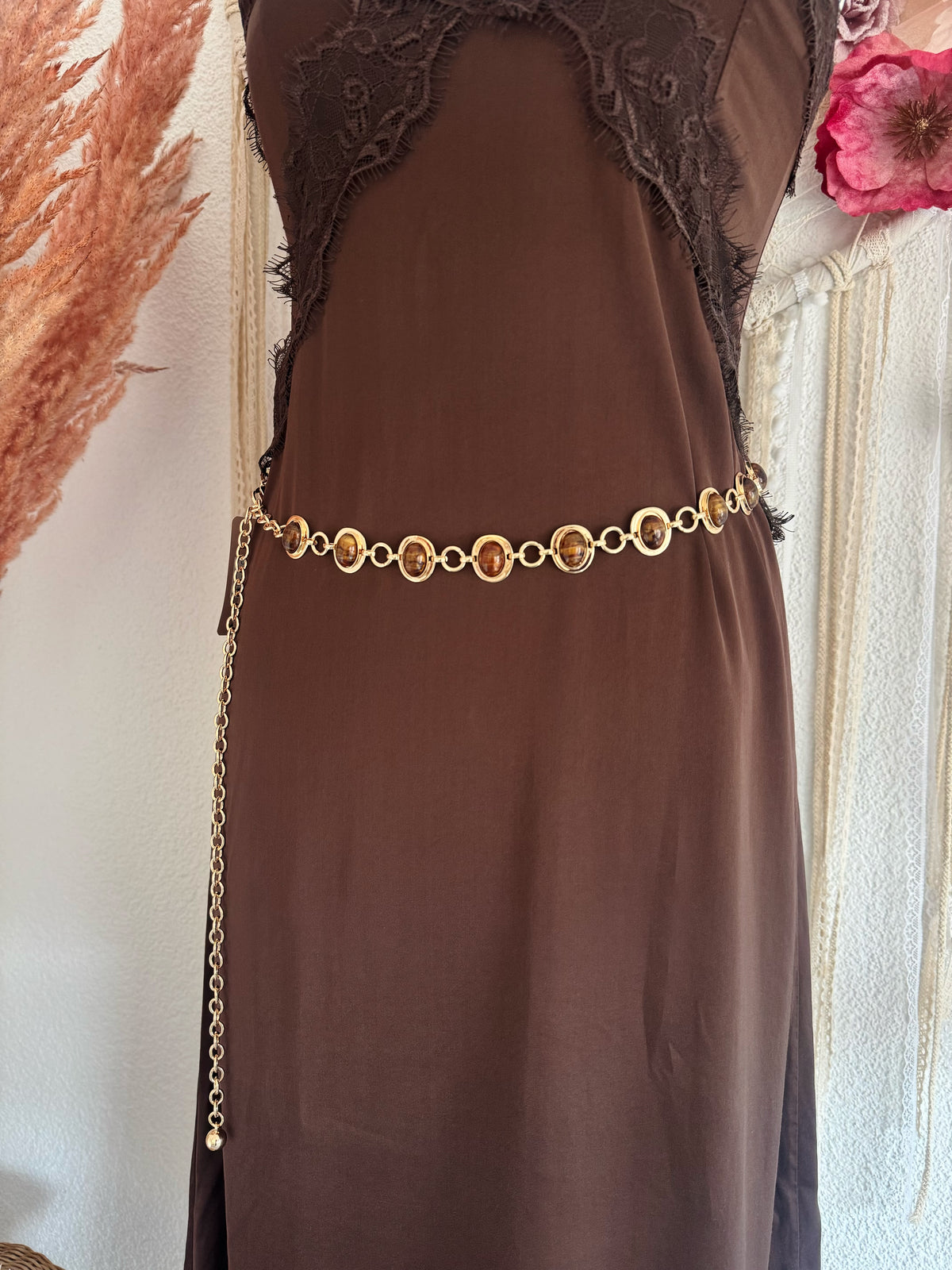 ELEGANTER KETTENGÜRTEL MIT BRAUNEN STEINEN