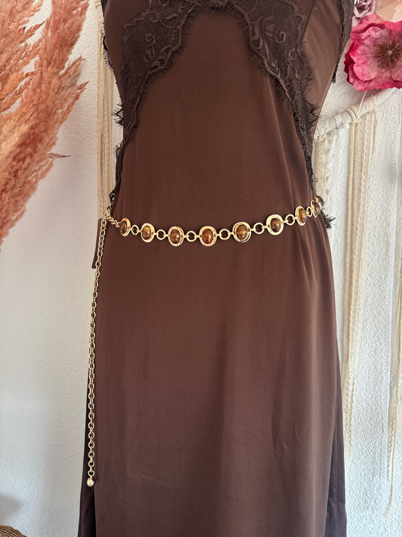 ELEGANTER KETTENGÜRTEL MIT BRAUNEN STEINEN