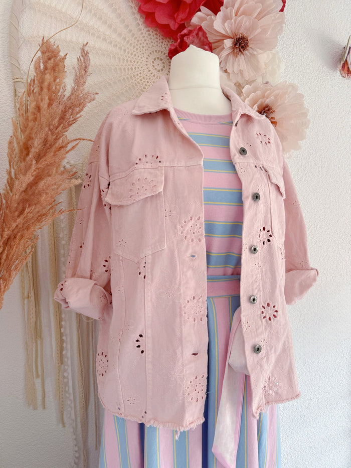 FRÜHLINGSHAFTE HEMDJACKE MIT LOCKSTICKEREI IN ZARTEM ROSA - ONE SIZE -