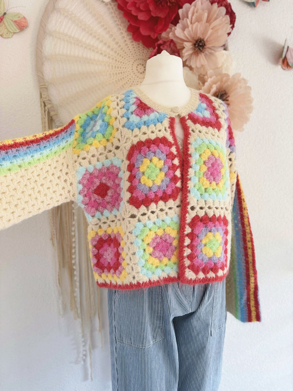 OVERSIZED GRANNY SQUARE STRICKJACKE IN CREME - ONE SIZE -