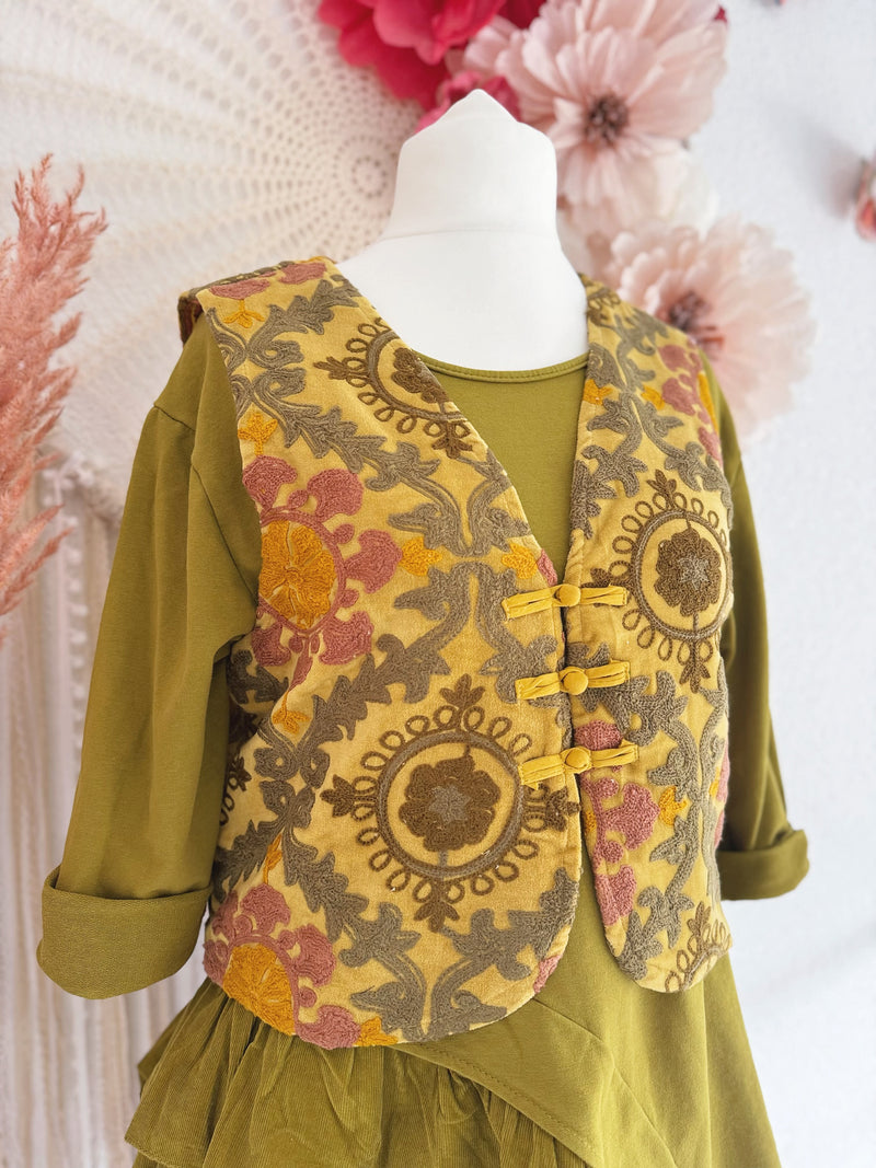 KURZE BOHOWESTE MIT STICKEREIEN IN SENFGELB - ONE SIZE -