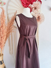 ÄRMELLOSES KUNSTLEDERKLEID MIT TAILLENBAND IN WEINROT - ONE SIZE -