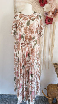 PLISSEEKLEID MIT ÄRMELCHEN UND BLÜTENPRINT IN BEIGE - ONE SIZE -