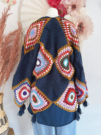 BOHO-HÄKELJACKE GRANNY-SQUARE MIT QUASTEN IN DUNKELBLAU - ONE SIZE -