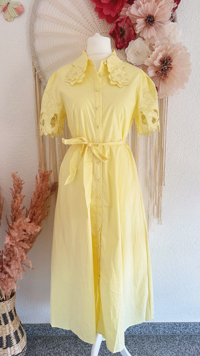 HEMDBLUSENKLEID IN ZARTEM GELB MIT SPITZENKRAGEN - VERSCH. GRÖßEN