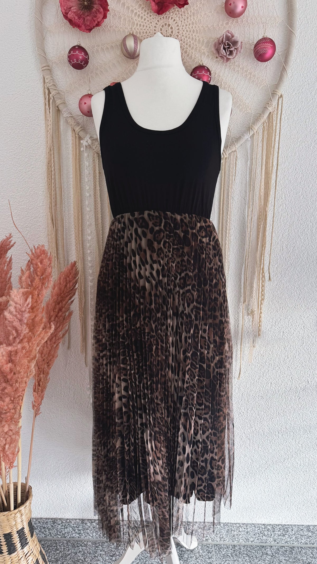 PLISSEEKLEID MIT TÜLL UND STRICKPULLOVER IN SCHWARZ MIT LEO - ONE SIZE -