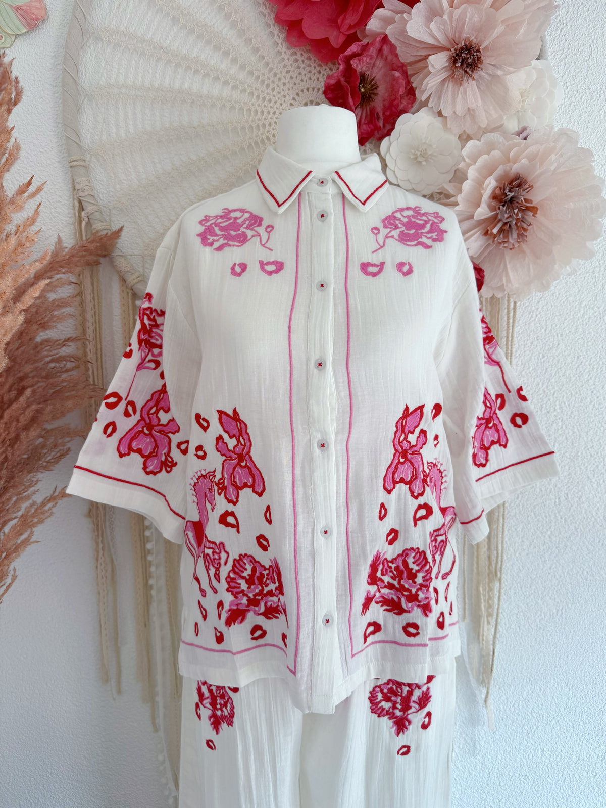 ZAUBERHAFTE BLUSE MIT STICKEREIEN IN ROT & PINK - ONE SIZE -