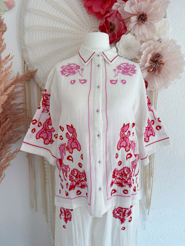 ZAUBERHAFTE BLUSE MIT STICKEREIEN IN ROT & PINK - ONE SIZE -