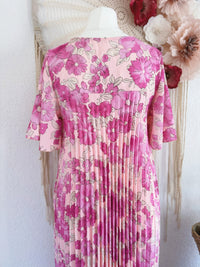 PLISSEEKLEID MIT ÄRMELCHEN UND BLÜTENPRINT IN PINK - ONE SIZE -