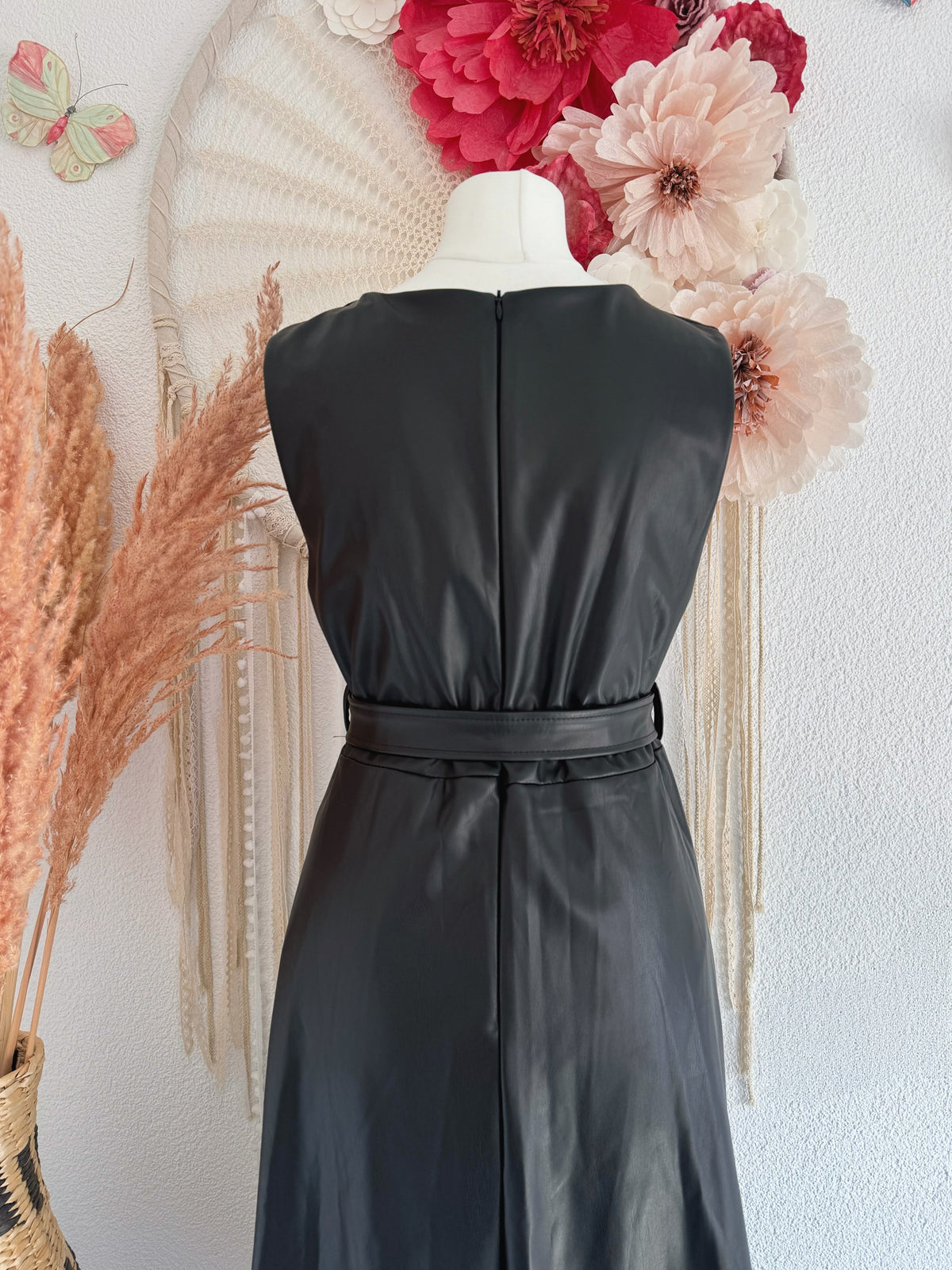 ÄRMELLOSES KUNSTLEDERKLEID MIT TAILLENBAND IN SCHWARZ - ONE SIZE -