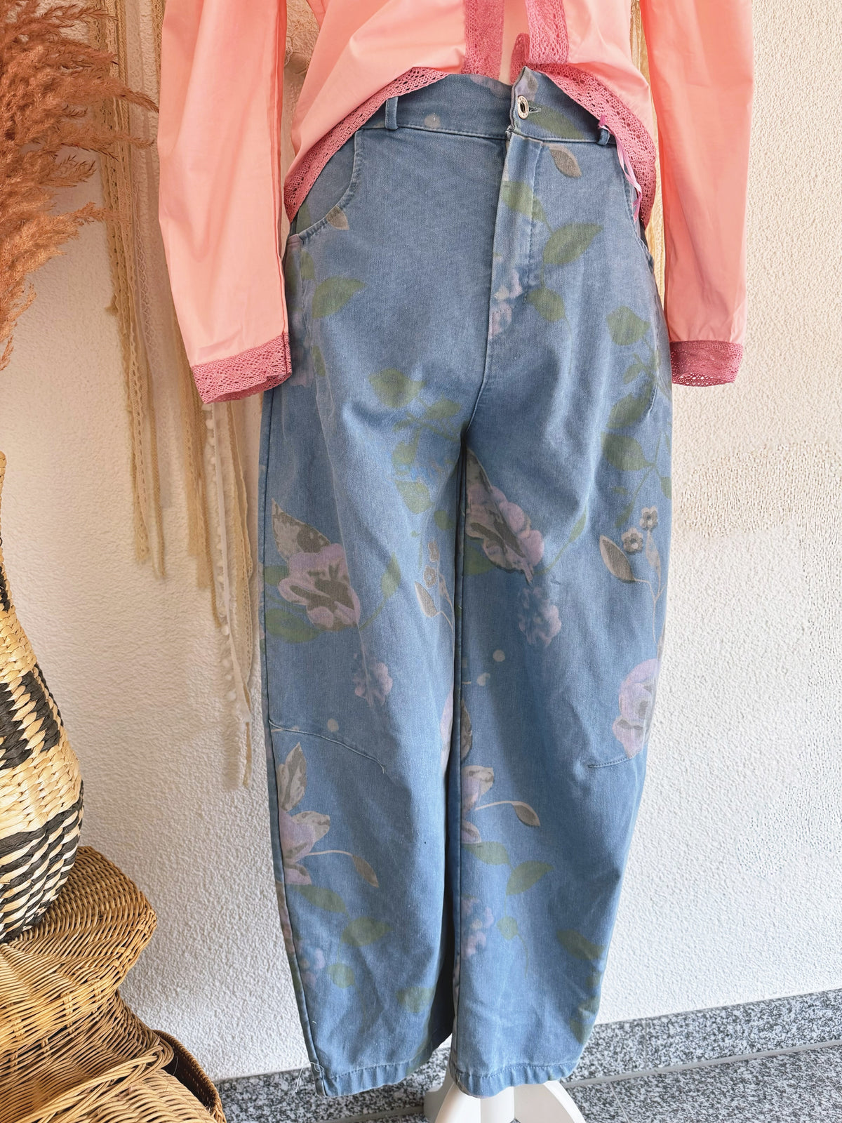 LÄSSIGE JEANS MIT ROMANTISCHEM BLUMENPRINT - ONE SIZE -