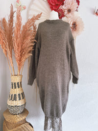 KUSCHELIGES STRICKKLEID MIT SPITZENSAUM IN BRAUN - ONE SIZE -