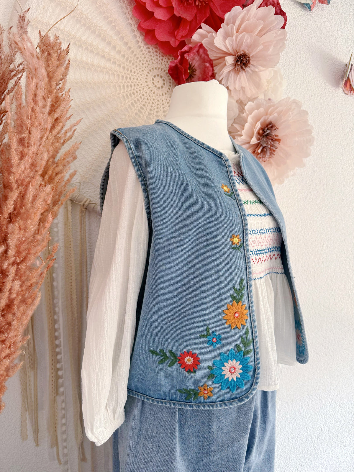 BESTICKTE JEANSWESTE MIT FLORALEN ORNAMENTEN - VERSCH. GRÖßEN -