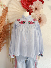 BOHO-BLUSE MIT ROSEN-STICKEREI IN HELLBLAU - VERSCH. GRÖßEN -