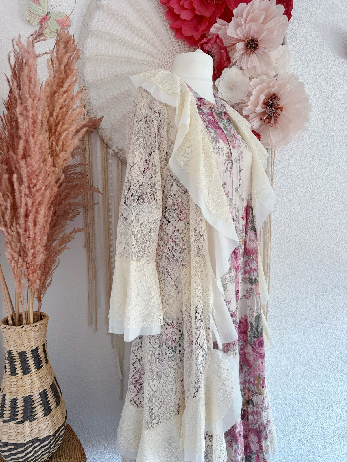 ROMANTISCHER SPITZEN-CARDIGAN MIT VOLANTS - ONE SIZE -