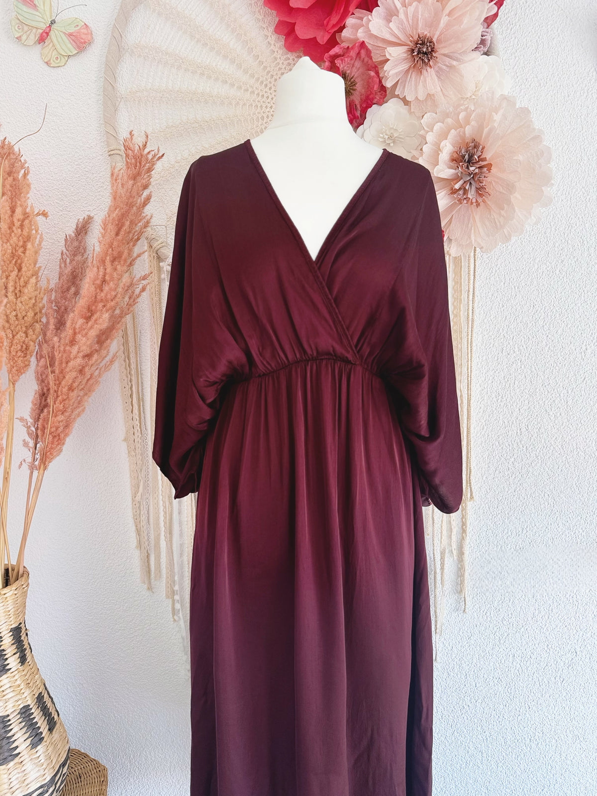 SATINIERTES MIDIKLEID IN AUBERGINE - ONE SIZE -
