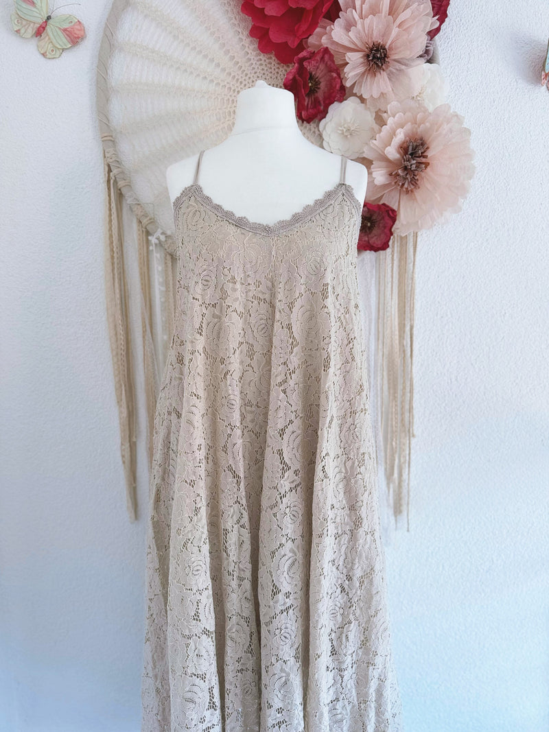 ROMANTISCHES TRÄGERKLEID AUS SPITZE IN BEIGE - ONE SIZE -