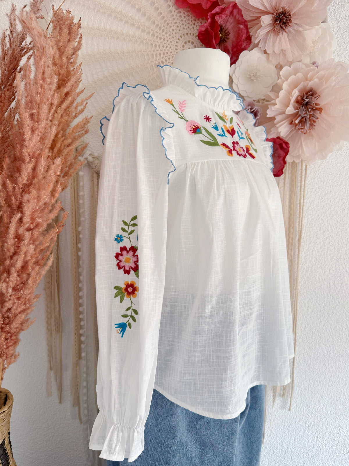 BESTICKTES FOLKLORE-BLÜSCHEN MIT RÜSCHENDETAILS - VERSCH. GRÖßEN -