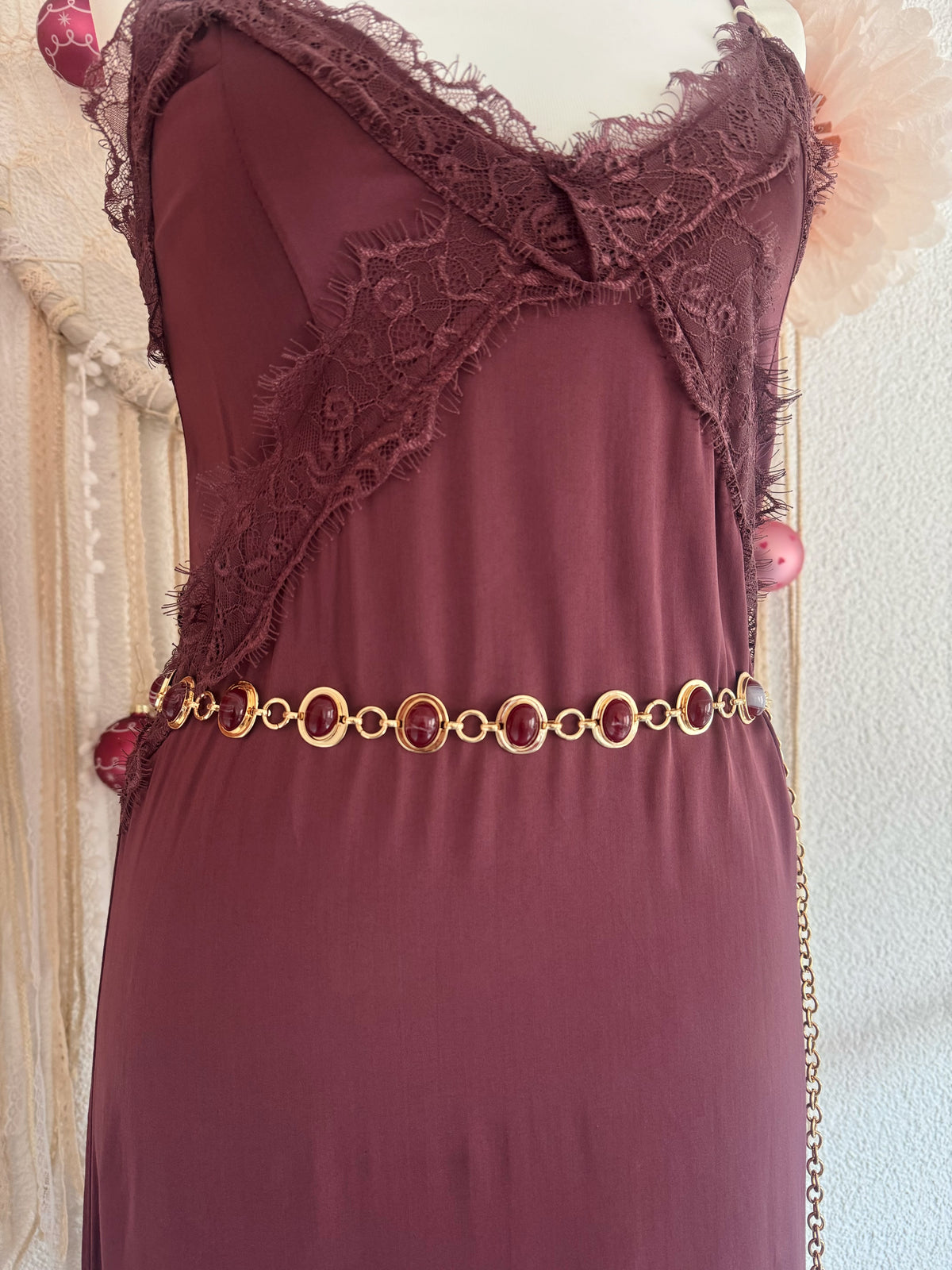 ELEGANTER KETTENGÜRTEL MIT WEINROTEN STEINEN