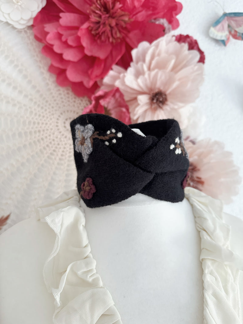 STIRNBAND MIT KNOTEN & STICKEREIEN - SCHWARZ -